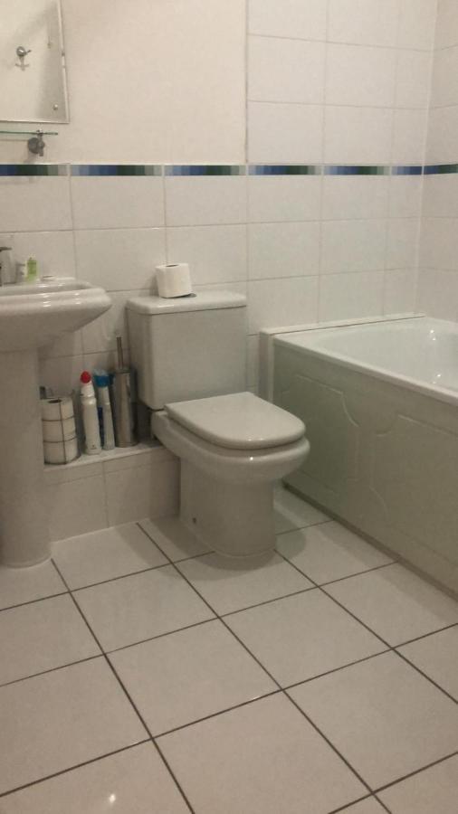 Lovely 2 Bedroom 2 Baths Flat With Free Parking Бэйсингсток Экстерьер фото